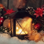 Weihnachtskerze leuchtet in weihnachtlicher Atmosphaere