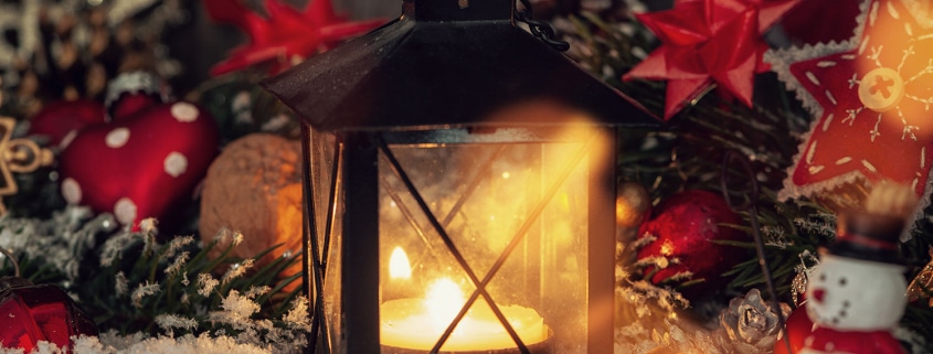 Weihnachtskerze leuchtet in weihnachtlicher Atmosphaere