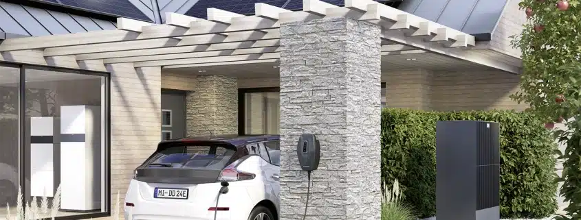 Hausbesitzer informiert sich über Viessmann Wärme + Strom und moderne Heiztechnik ohne hohe Anschaffungskosten.